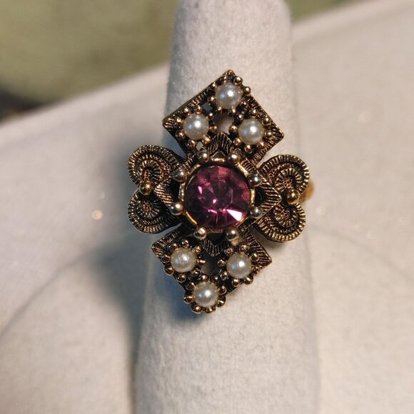 Vintage Sarah Coventry Size 6.5 Gold Tone Ring Faux Pearls Purple Rhinestone - Picture 10 of 13